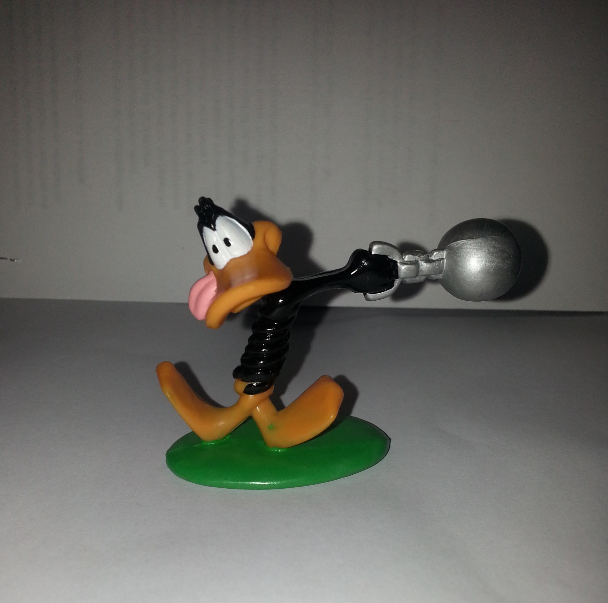 LOONEY TUNES Figurine statuette Daffy duck boulet