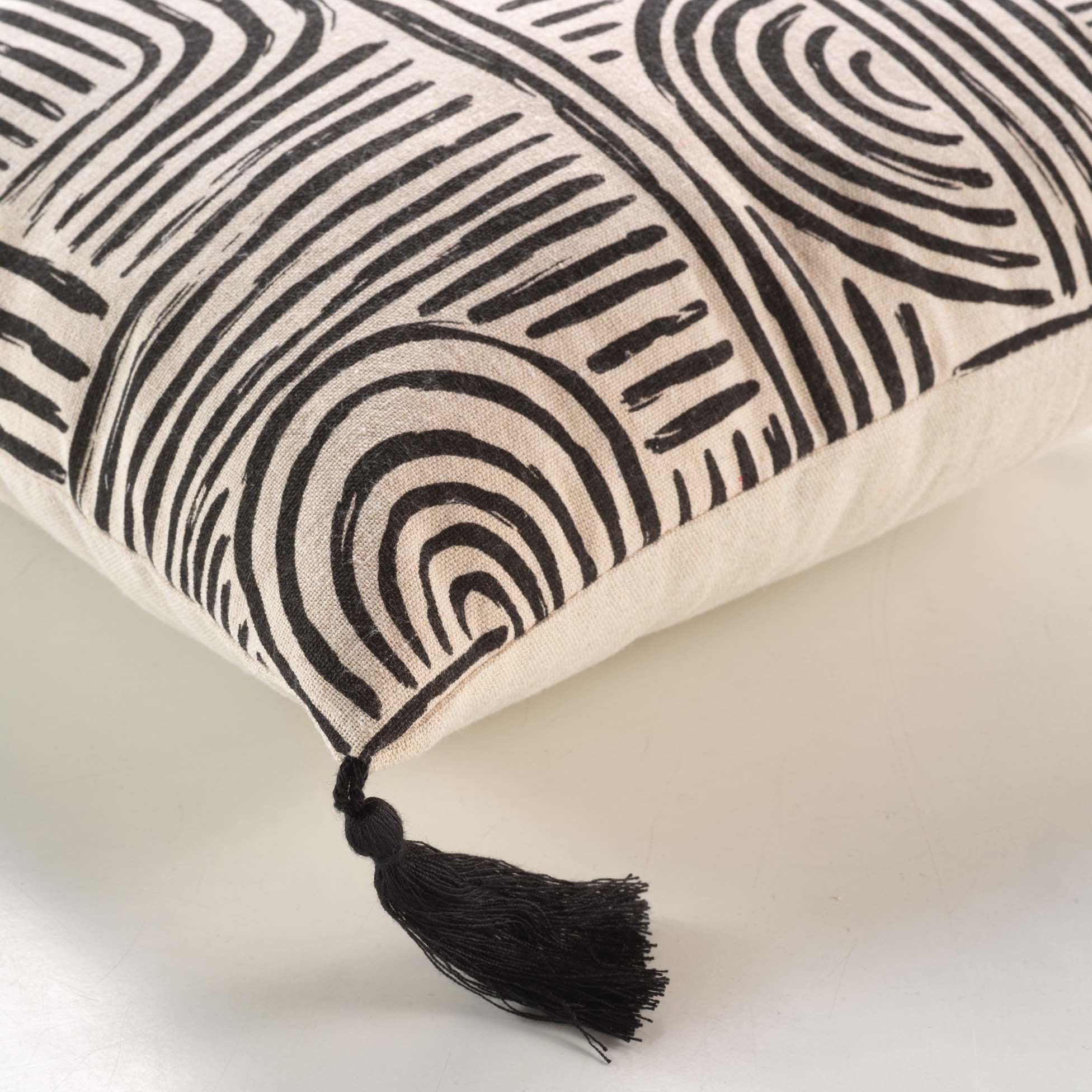 Coussin polycoton a pompons 45 x 45 cm Pandora noir